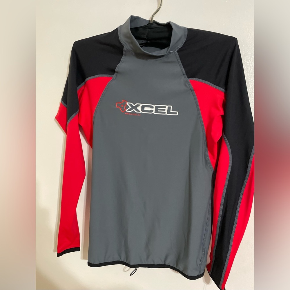 ⬇️Price Drop⬇️ XCEL Grey and Red Rash Guard- Size Medium NWT